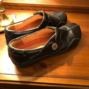Clark’s structured leather black slip on